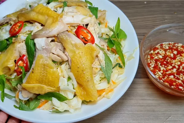 Gỏi gà xé phay bắp cải chấm cùng mắm chua ngọt