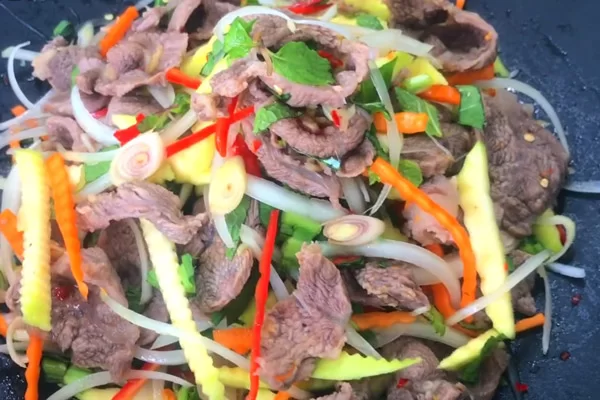 Gỏi xoài bắp bò bắt mắt, hấp dẫn