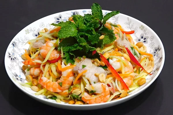 Gỏi xoài là món ăn dân giã