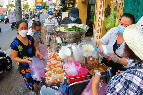 Bán bánh ướt với mô hình xe đẩy vốn ít