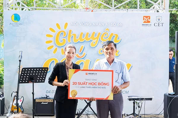 20 suất học bổng được trao tặng, giúp các em thắp sáng ước mơ nghề nghiệp