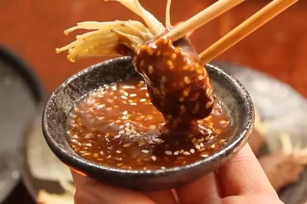 Ba chỉ bò cuộn nấm kim châm chấm cùng xốt