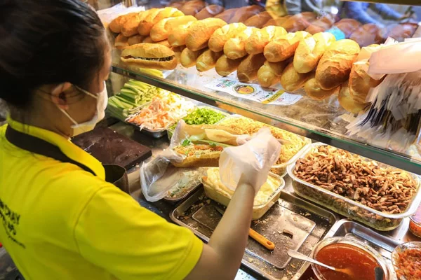 Bánh mì heo quay mang đến trải nghiệm đậm đà