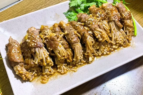 Bò cuộn nấm kim châm chiên bơ