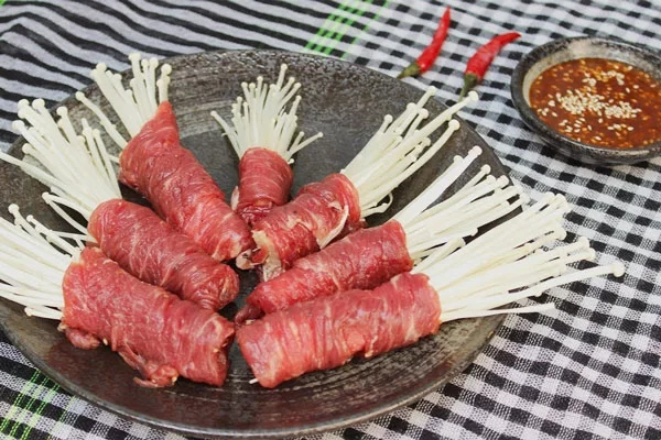 Cách làm bò cuốn nấm kim châm ngon