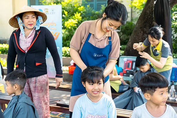 Chuẩn bị mái tóc gọn gàng cho hơn 50 em nhỏ