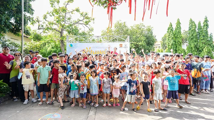 “Chuyện của nắng” lan tỏa yêu thương đến hơn 200 em nhỏ qua hoạt động trao học bổng