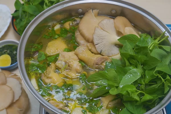 Công thức lẩu gà lá é ngon chuẩn vị Phú Yên