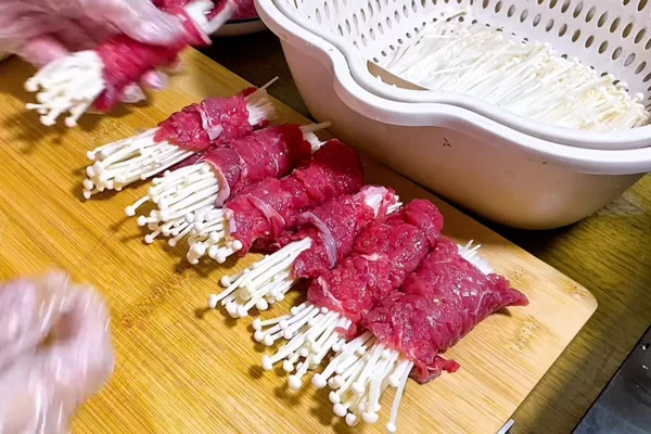 Cuốn thịt bò với nấm chắc tay và đẹp mắt