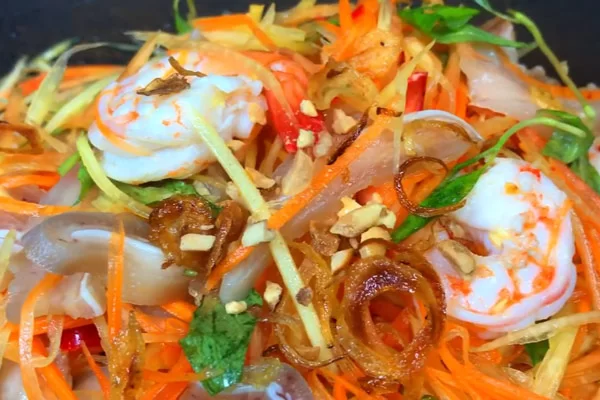 Làm gỏi đu đủ tôm thịt tai heo đơn giản