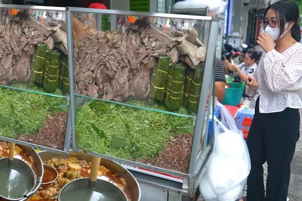 Mô hình bán bún bò trên xe đẩy khá linh hoạt