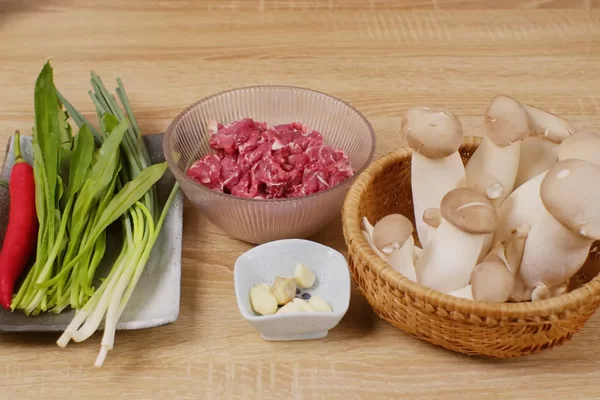Nguyên liệu làm bò xào nấm đùi gà