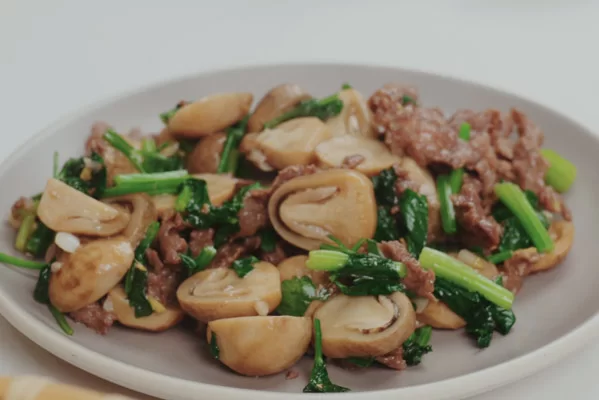 Thịt bò xào nấm rơm thơm phức, hấp dẫn