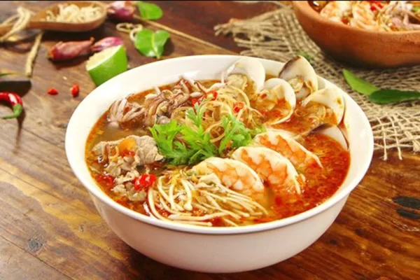 Bún thái hải sản đầy ắp topping thơm ngon
