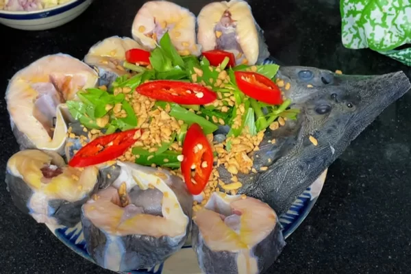 Cá tầm cho vào nước lẩu đun sôi