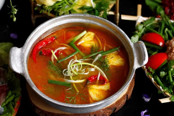 Cần vớt bọt kỹ khi nấu nước lẩu cá tầm