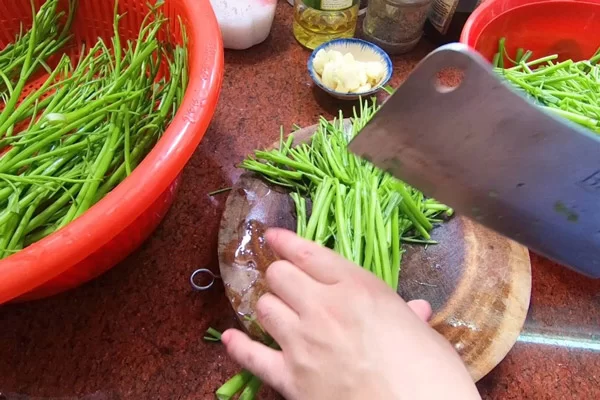 Cắt rau muống thành từng đoạn vừa ăn