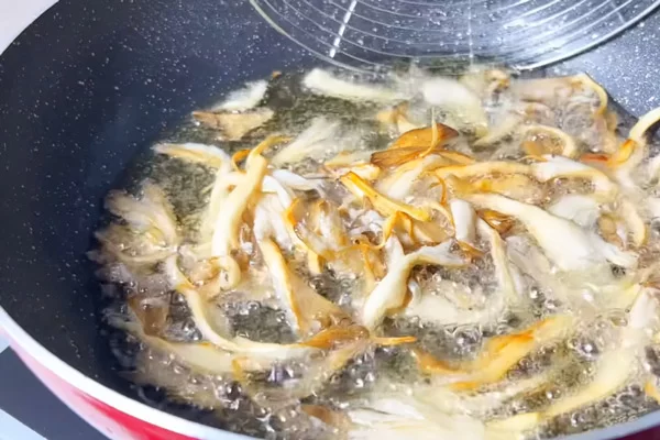 Chiên nấm hơi vàng thì vớt ra.