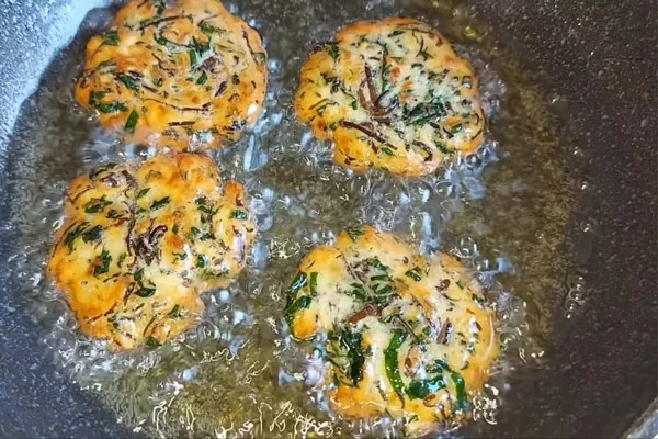 Chiên vàng đều 2 mặt của từng miếng chả