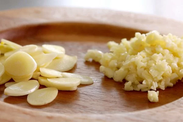 Có thể cắt tỏi làm 2 kiểu để bùng thêm hương vị