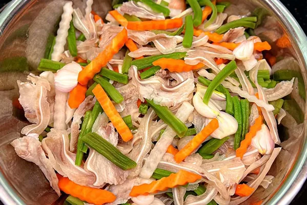 Gỏi tai heo rau tiến vua