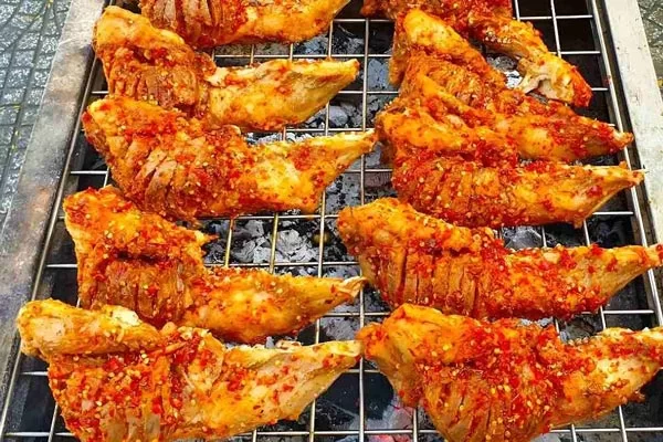 Má heo nướng bằng bếp than là ngon nhất