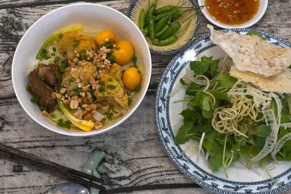 Món mì quảng gà bắt mắt