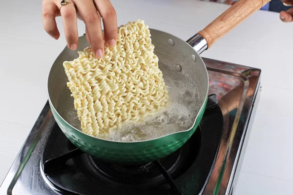 Nên trụng mì trước khi xào để mì săn, không bị nát