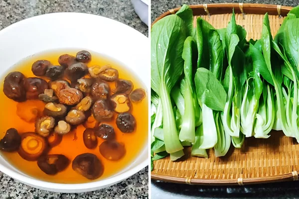 Ngâm nấm đông cô với nước ấm để nhanh nở hơn