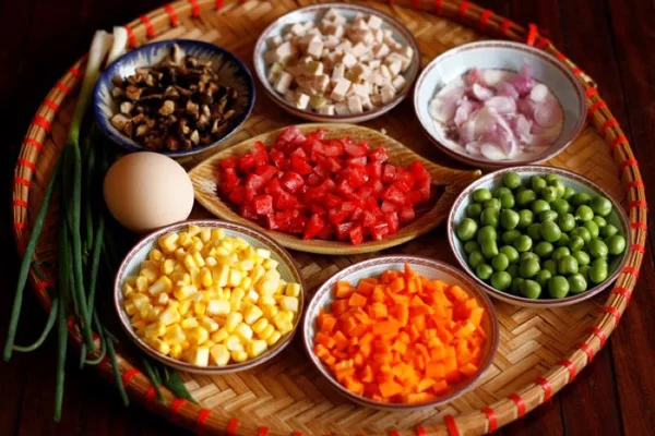 Nguyên liệu làm cơm rang thập cẩm chuẩn vị