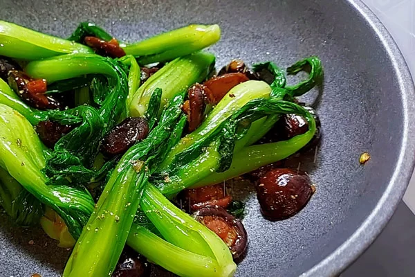 Rắc tiêu lên trên để tăng mùi vị cho món ăn