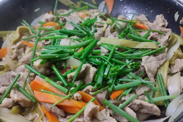 Rau tiến vua xào thịt heo