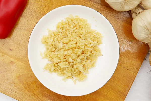 Tỏi băm nhuyễn giúp món ăn bùng thêm hương thơm