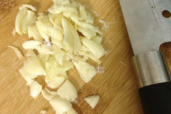 Tỏi nên băm hay đập dập khi xào