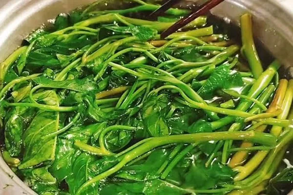 Trụng sơ rau muống để giúp rau xanh giòn