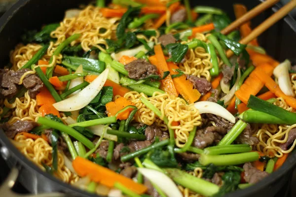 Xào cà rốt, hành tây rồi đến các loại rau khác