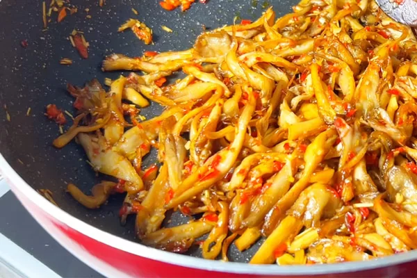 Xào nấm thấm đều gia vị