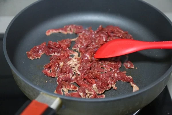 Xào nhanh thịt bò trên lửa lớn