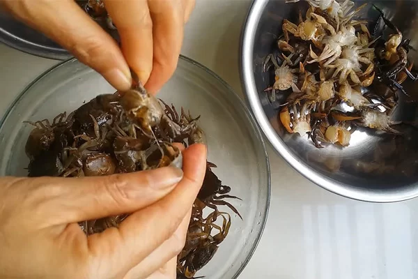 Bạn có thể mua cua đồng về tự lấy gạch