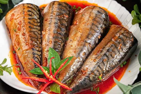 Cà nục kho cà chua là món ăn quen thuộc