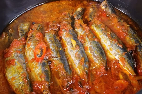 Cá Nục Kho Cà Chua Rục Xương
