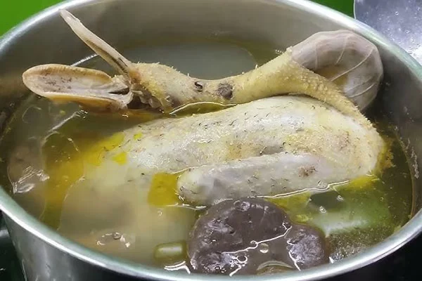 Có thể luộc sơ ngan từ 3-5 phút trước khi chiên