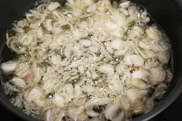 Hành tím phi vàng giòn rồi vớt ra