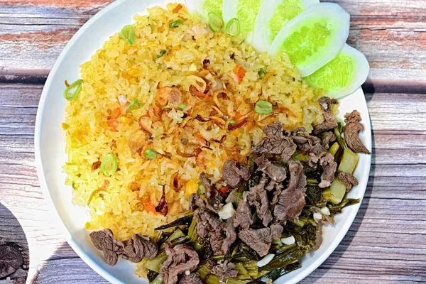 Một dĩa cơm rang dưa bò đậm đà