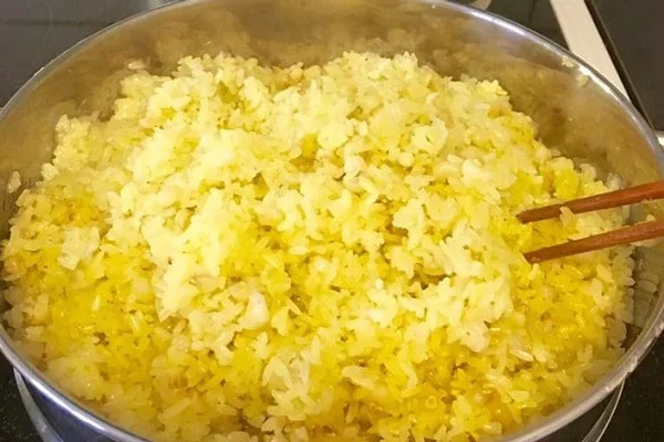 Nấu cơm bằng nước luộc gà để có màu vàng đẹp