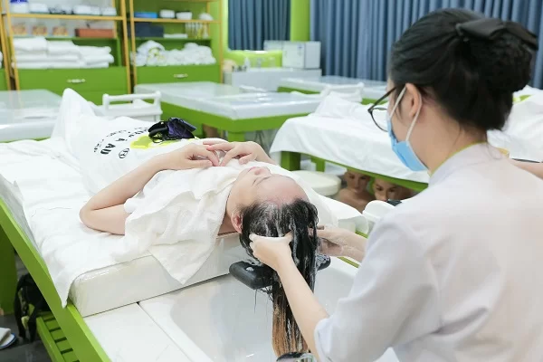 hoc-goi-dau-thu-gian-va-cham-soc-da-mat học gội đầu thư giãn và chăm sóc da mặt