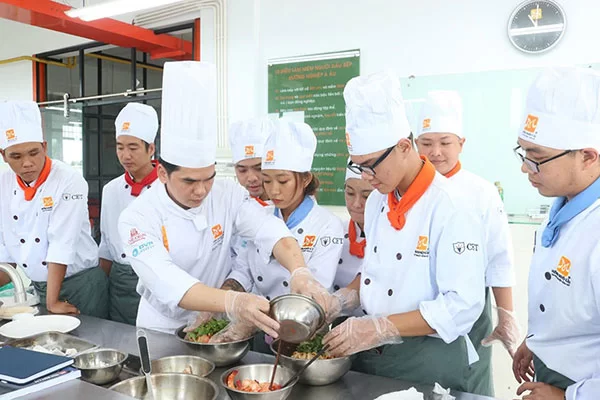 hinh-anh-lop-hoc-thuc-te-khoa-hoc-bep-phu-thumb hình ảnh lớp học thực tế Khóa Học Bếp Phụ thumb