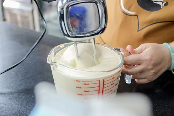 hoc-lam-kem-cheese học làm kem cheese