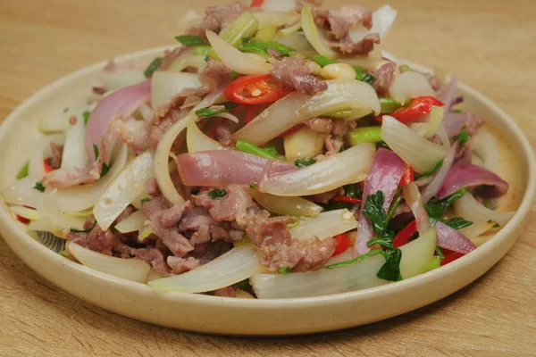 Bò xào vừa chín tới cùng hành tây giòn ngọt,