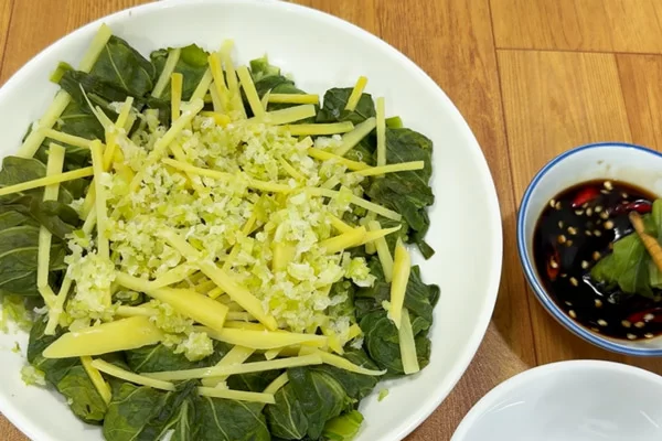 Cá thác lác hấp cải bẹ xanh là món ăn quen thuộc